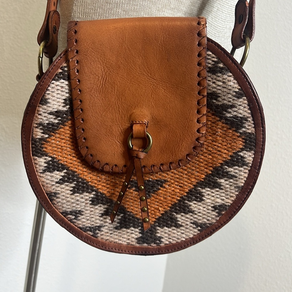 πΉ Free People Round Canteen Saddlebag - Picture 1 of 7